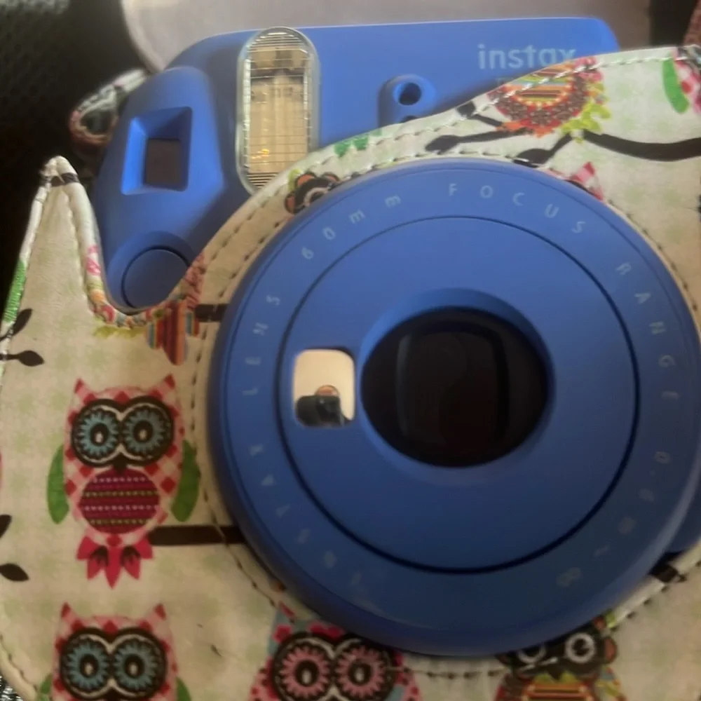 Instax mini 9 comes withh case